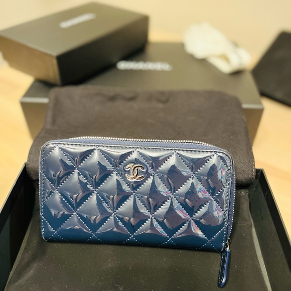 CHANEL SMALL NAVY BLUE PATENT LEATHER ZIP AROUND WALLET - Picture 2 of 15